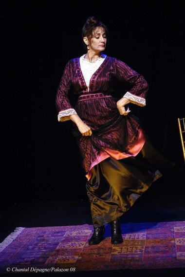 photo de Nathalie Joly chantant Yvette Guilbert dans le spectacle Je ne sais quoi photo de Nathalie Joly chantant Yvette Guilbert dans le spectacle Je ne sais quoi